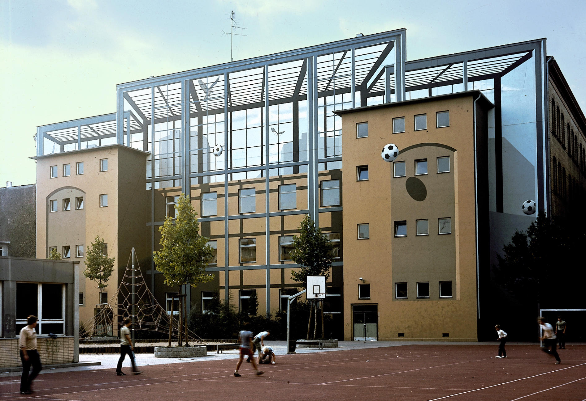 die ehemalige Schule in Kreuzberg mit der Wandbemalung